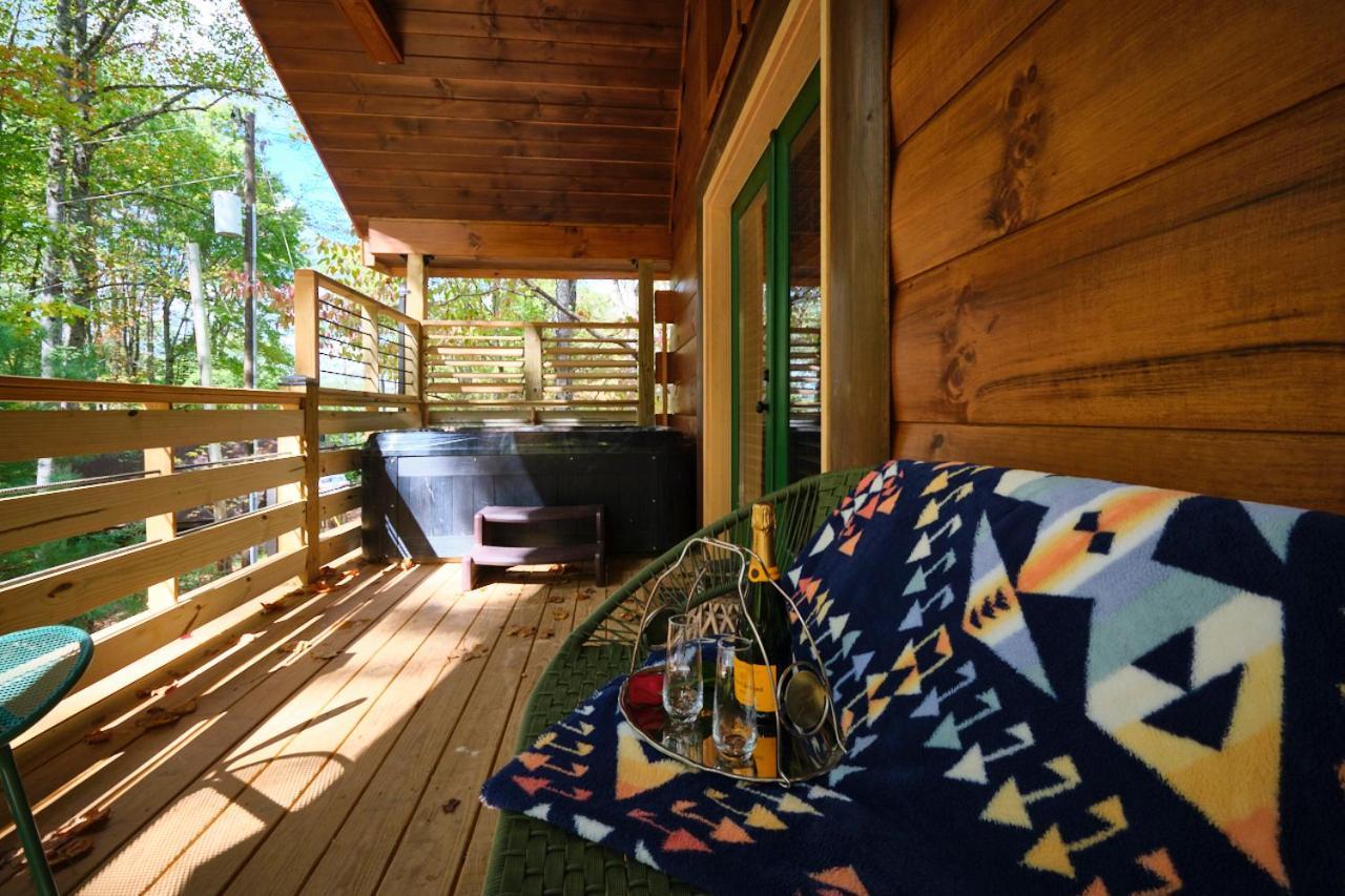Emerald Forest! Romance, Luxury And Nature Mins To Pf And Gb Chalet Sevierville