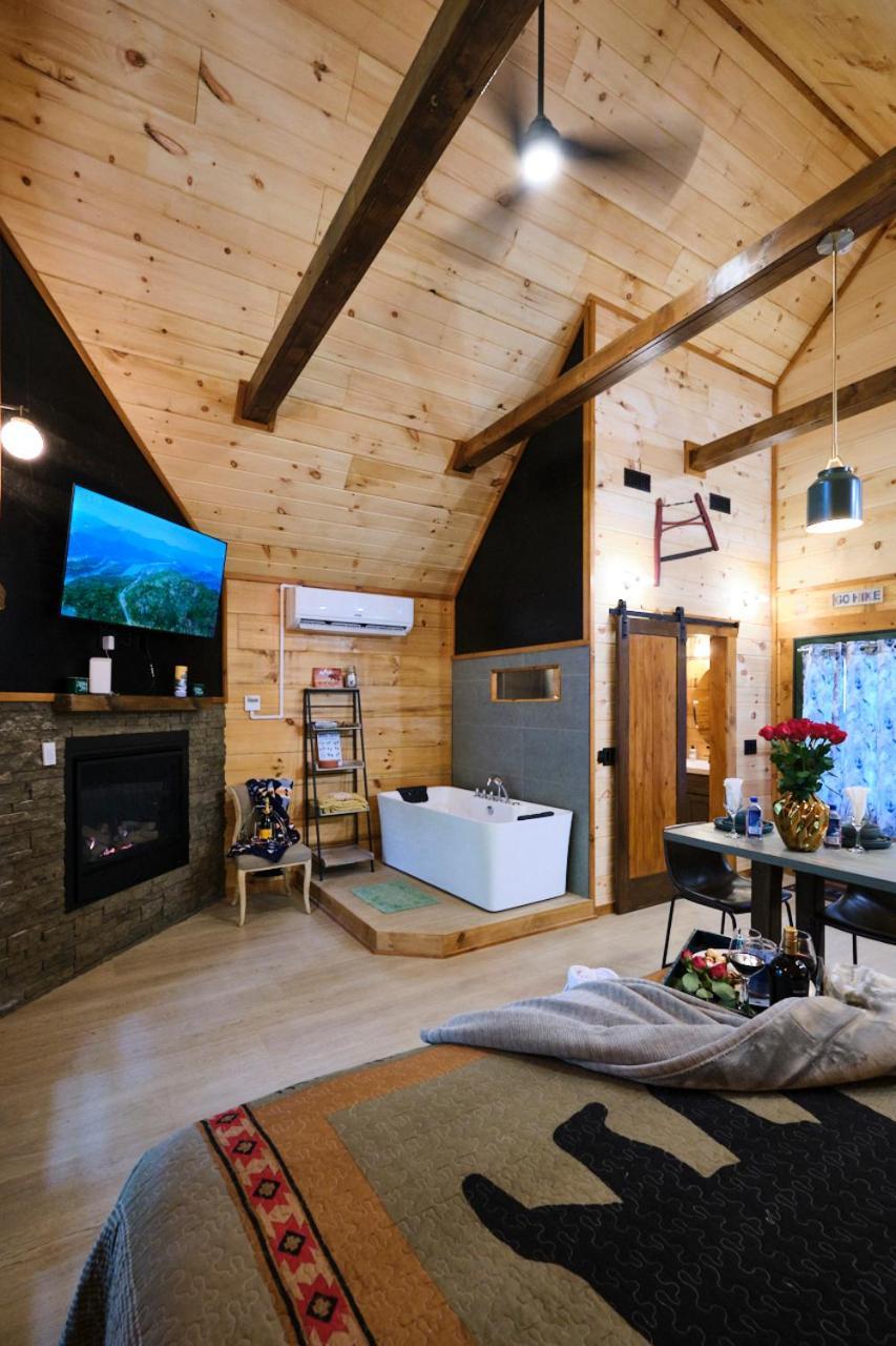 Emerald Forest! Romance, Luxury And Nature Mins To Pf And Gb Chalet Sevierville