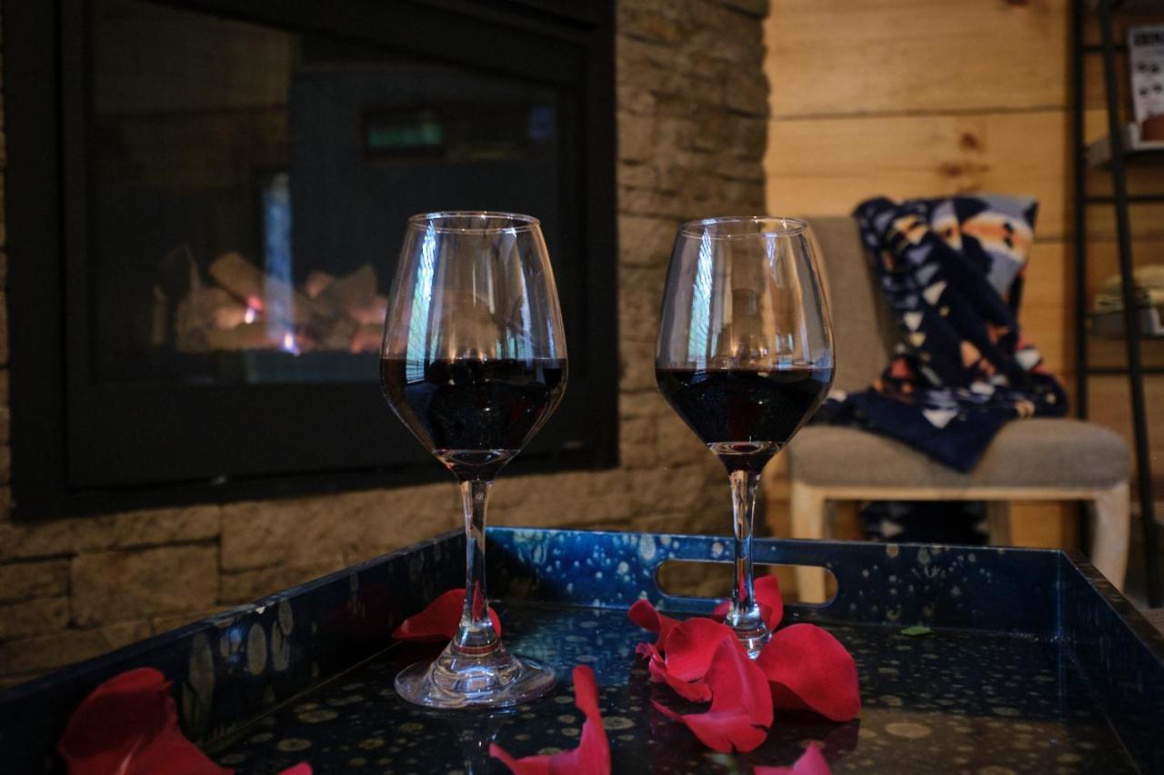 Emerald Forest! Romance, Luxury And Nature Mins To Pf And Gb Chalet Sevierville